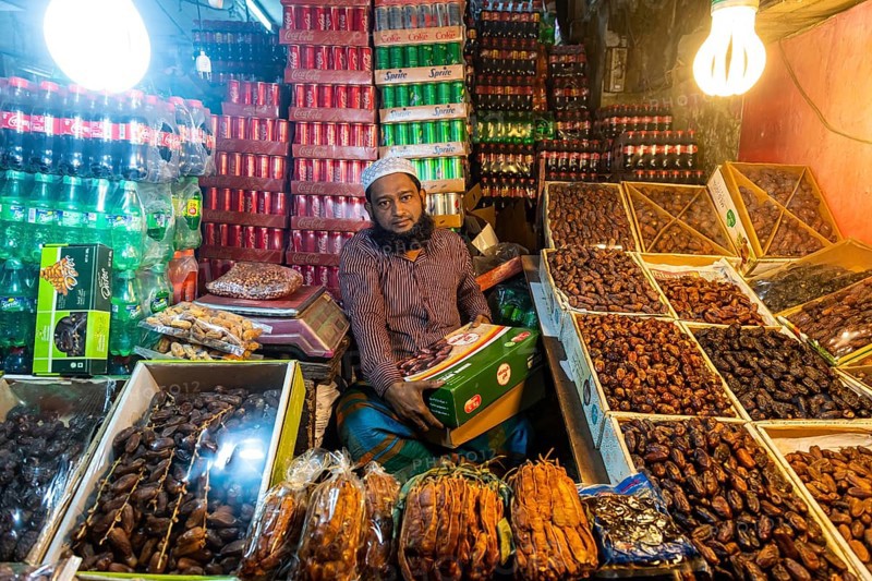 Street vendor in the Kawran Bazar