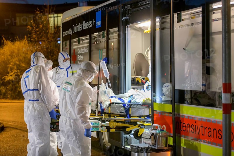 Large-capacity intensive care transport vehicle transfers Covid-19 patients from Heidelberg to other hospitals