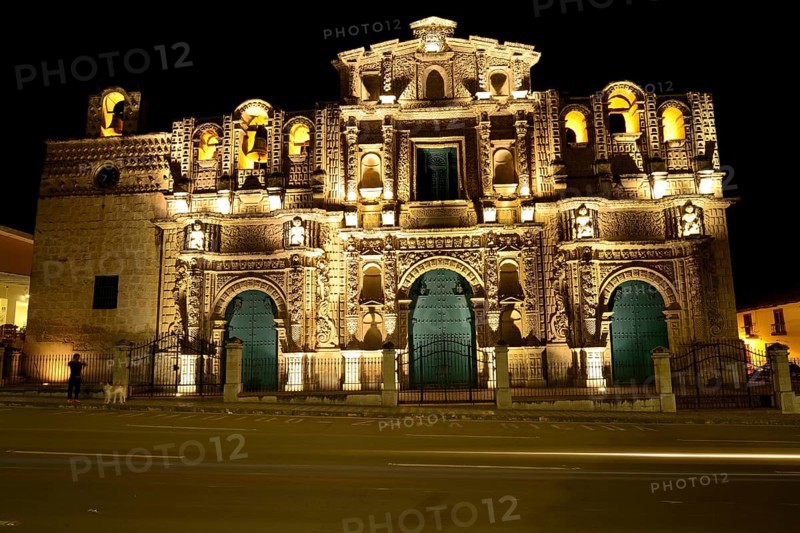Cathedral Catedral de Santa Catalina at night