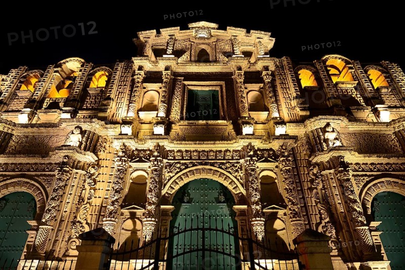 Cathedral Catedral de Santa Catalina at night