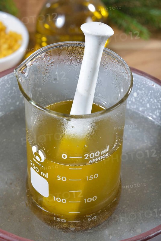 Production of spruce resin ointment