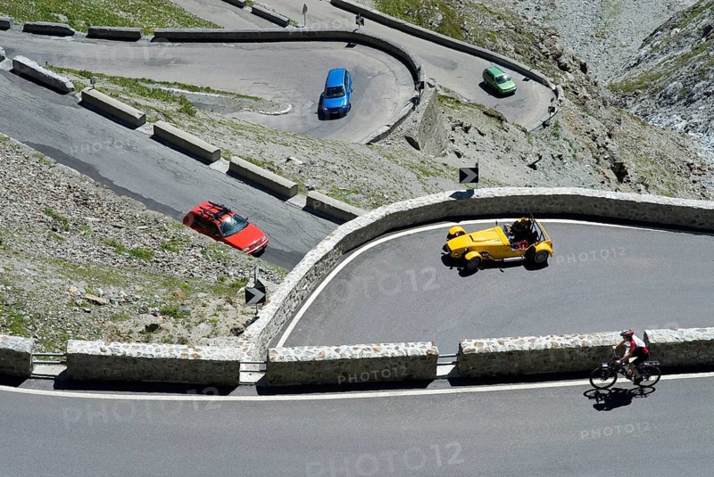 Cars and cyclists on the Stelvio Pass