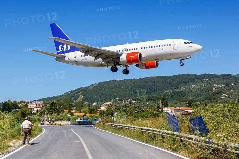 A Boeing 737-700 of SAS