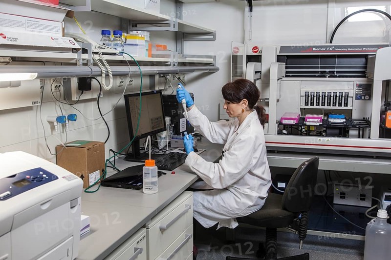Research assistant at the pipetting robot of the Faculty of Biology at the University of Duisburg-Essen during research work
