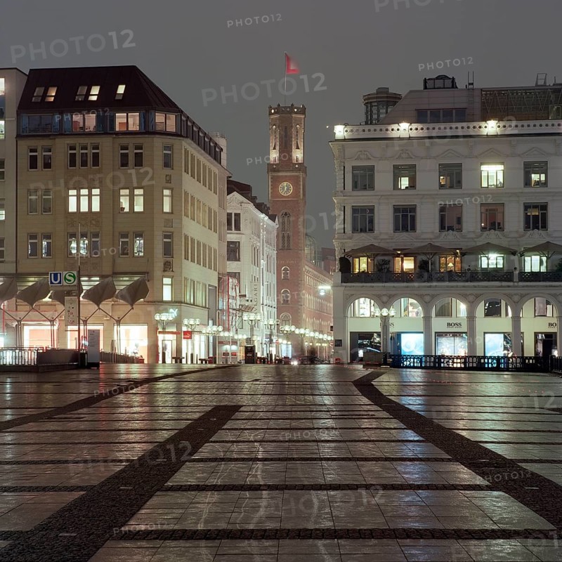 Rathausmarkt square at night
