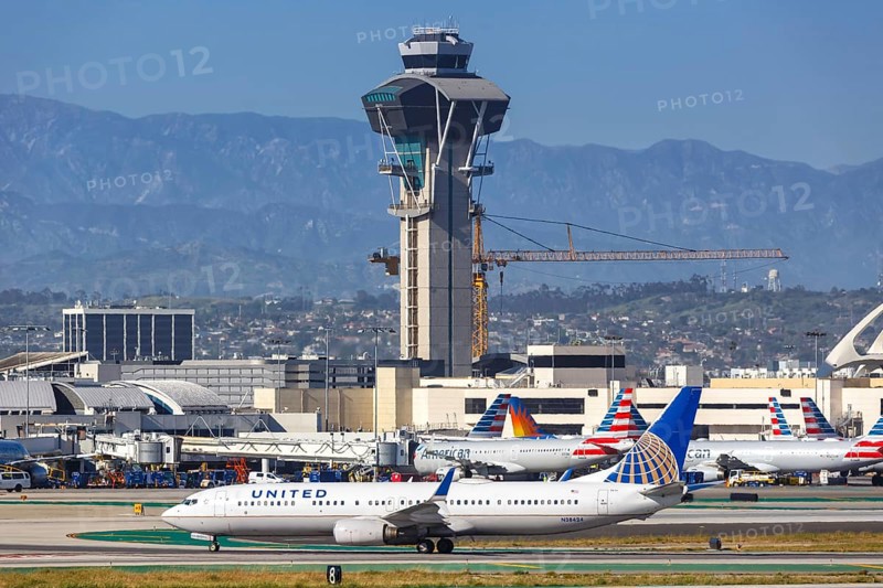 A United Airlines Boeing 737-900ER aircraft with registration number N38424 at Los Angeles Airport