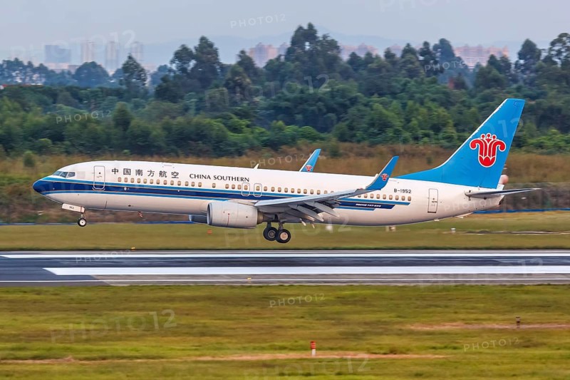 A China Southern Airlines Boeing 737-800 aircraft with registration number B-1952 at Chengdu Airport