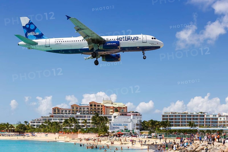 A JetBlue Airways Airbus A320 with the registration N570JB lands at the airport of St. Maarten