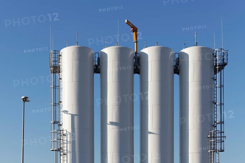 Storage tanks for de-icing fluid