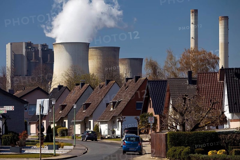 Single-family houses in front of the RWE Weisweiler lignite-fired power plant