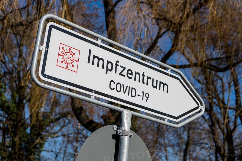 Sign for the COVID-19 vaccination center at Lodererplatz in Erding