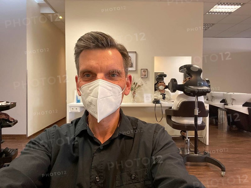 Customer with FFP2 mask at hairdresser