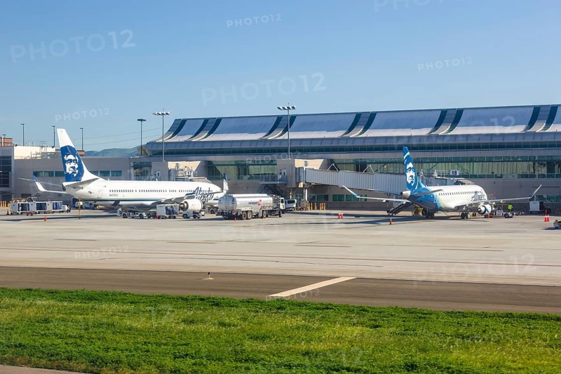 Boeing 737-900ER and Embraer 175 aircraft of Alaska Airlines at San Jose Airport