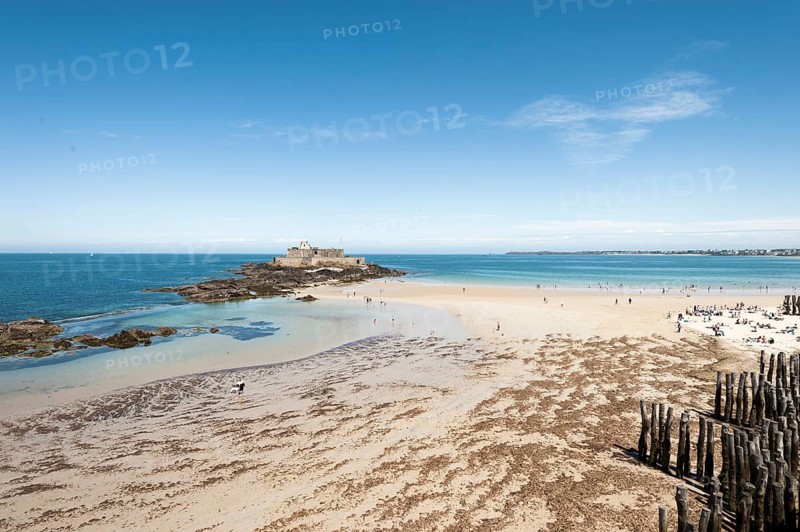Sandy beach with groynes and Fort National
