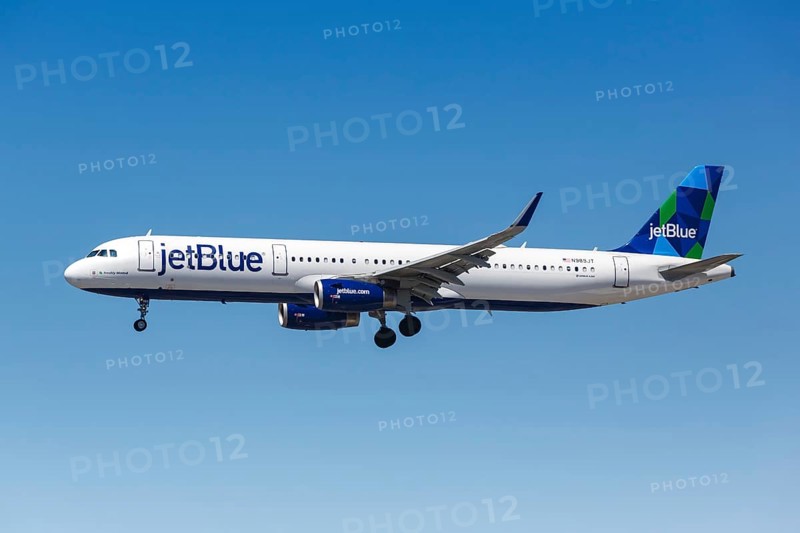 A JetBlue Airbus A321 with registration number N989JT at Los Angeles Airport