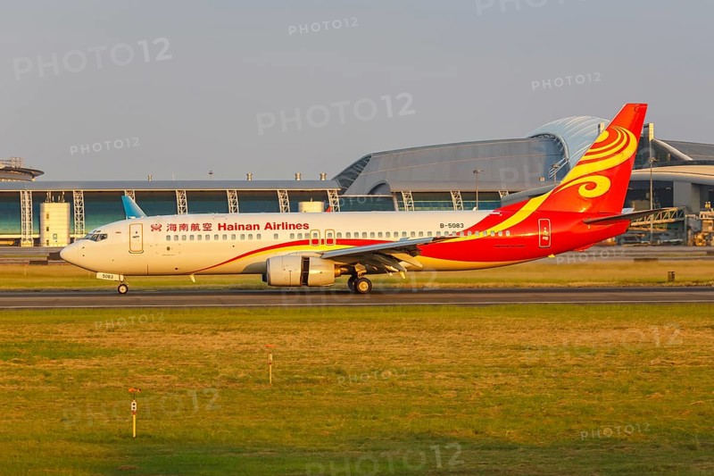 A Hainan Airlines Boeing 737-800 aircraft with registration number B-5083 at Guangzhou Airport