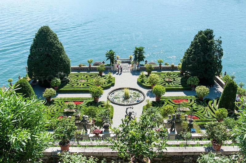 Garden terrace on the lake