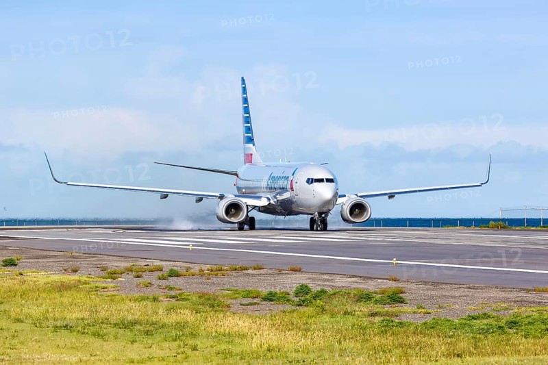 A Boeing 737-800 of American Airlines with the registration N986NN at the airport St. Maarten