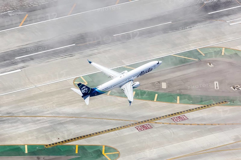 A Boeing 737-900ER of Alaska Airlines with the registration N263AK takes off from Los Angeles Airport