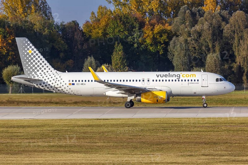 A Vueling Airbus A320 with the registration EC-MEA at Munich Airport