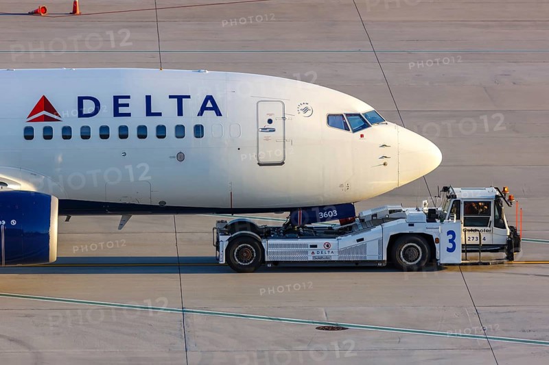 A Delta Air Lines Boeing 737-700 aircraft with registration number N303DQ at Atlanta Airport