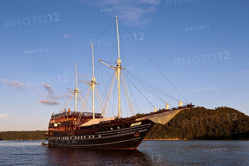 Liveaboard ship Amira