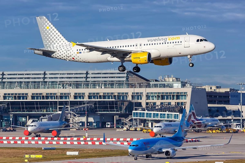 A Vueling Airbus A320 with registration number EC-KDG at Stuttgart Airport