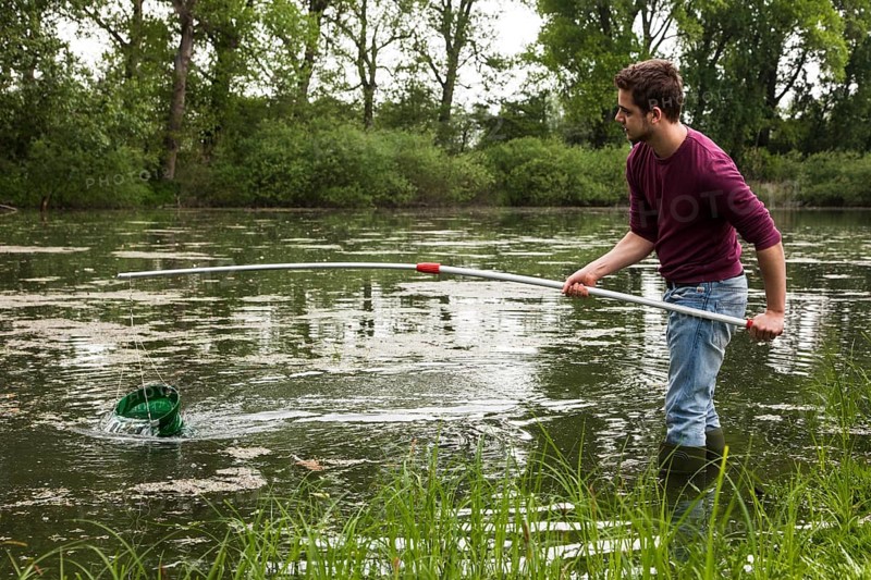 Excursion of the working group for biodiversity takes water samples at the Lower Rhine in old Rhine arms and ponds