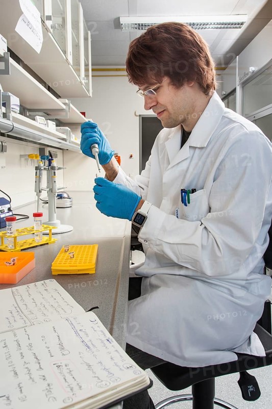 Doctoral student of the Faculty of Biology at the University of Duisburg-Essen during his research work pipetting