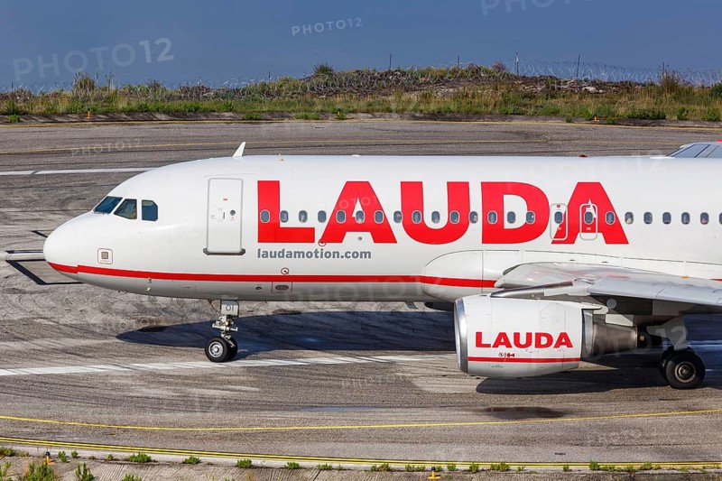 A Lauda Airbus A320 aircraft with registration number OE-LOI at Corfu Airport