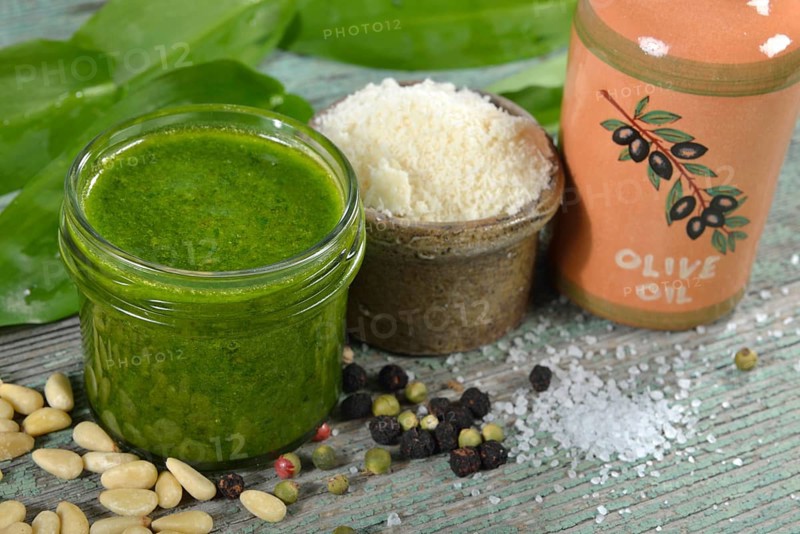 Production wild garlic pesto