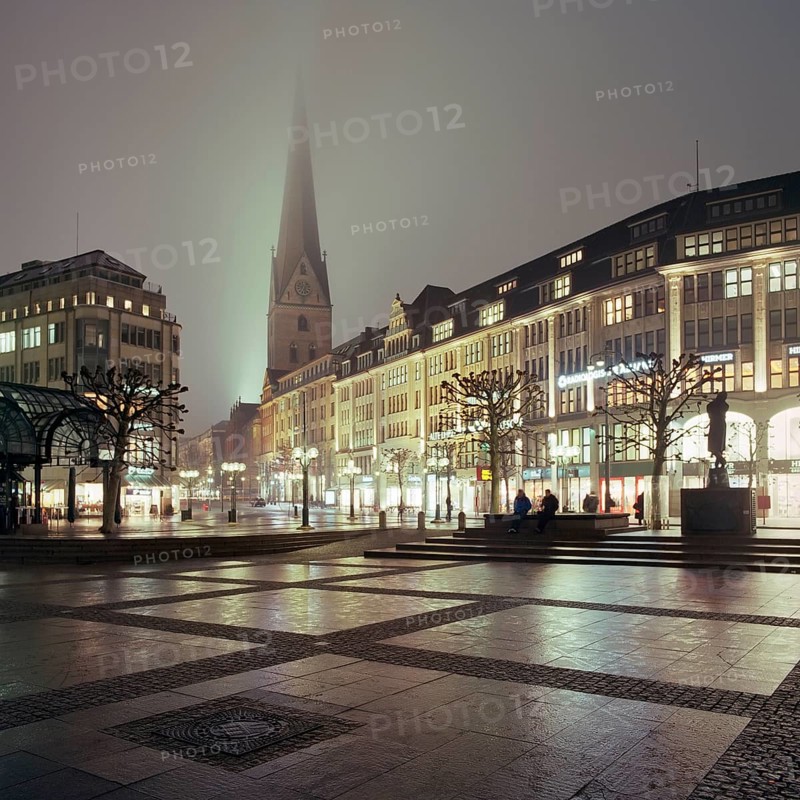 Rathausmarkt square at night