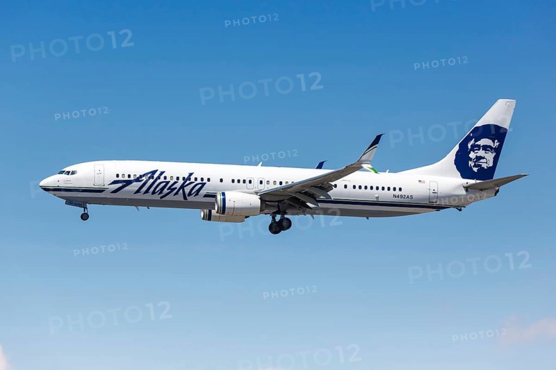 A Boeing 737-900ER aircraft of Alaska Airlines with registration N492AS at Los Angeles Airport