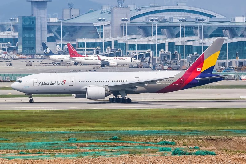 An Asiana Airlines Boeing 777-200ER with registration number HL8284 at Seoul Incheon International Airport