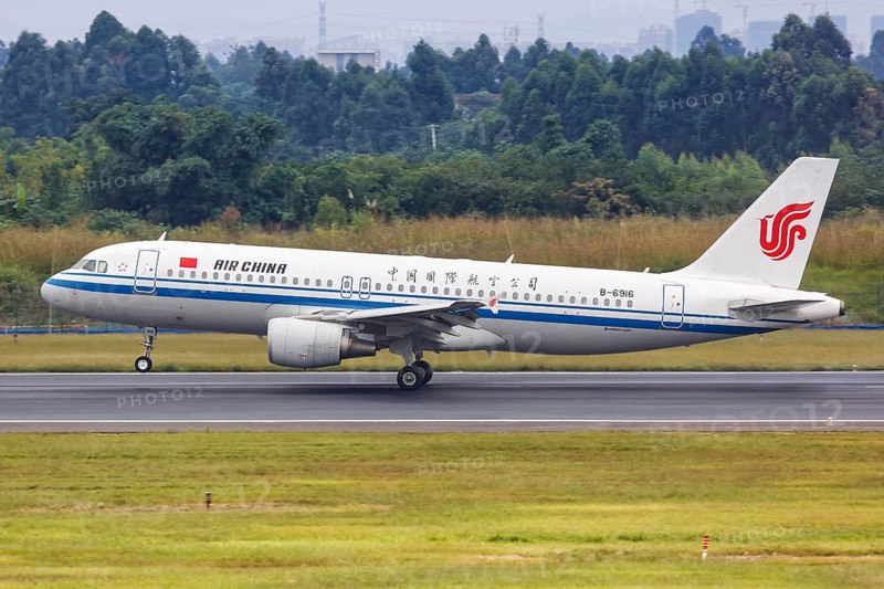An Air China Airbus A320 aircraft with registration number B-6916 at Chengdu Airport