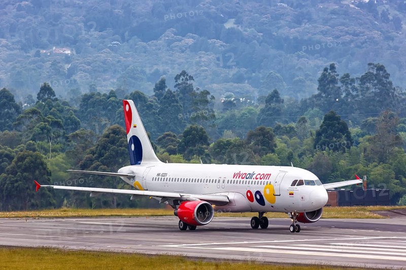 A Vivaair Airbus A320 aircraft with registration number HK-5221 at Medellin Rionegro Airport