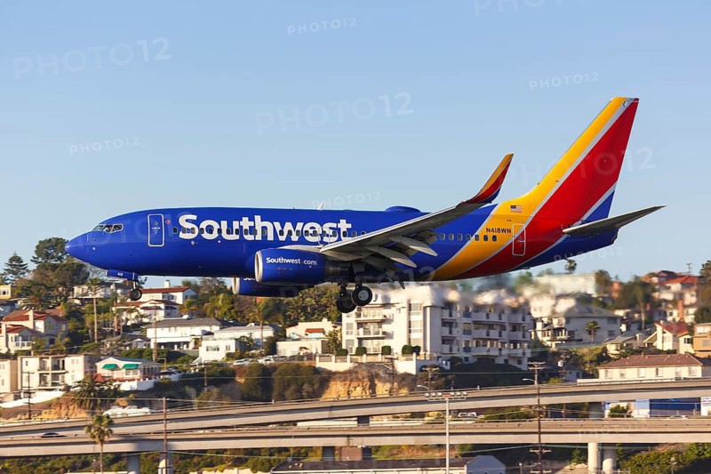 A Southwest Airlines Boeing 737-700 aircraft with registration number N418WN lands at San Diego airport
