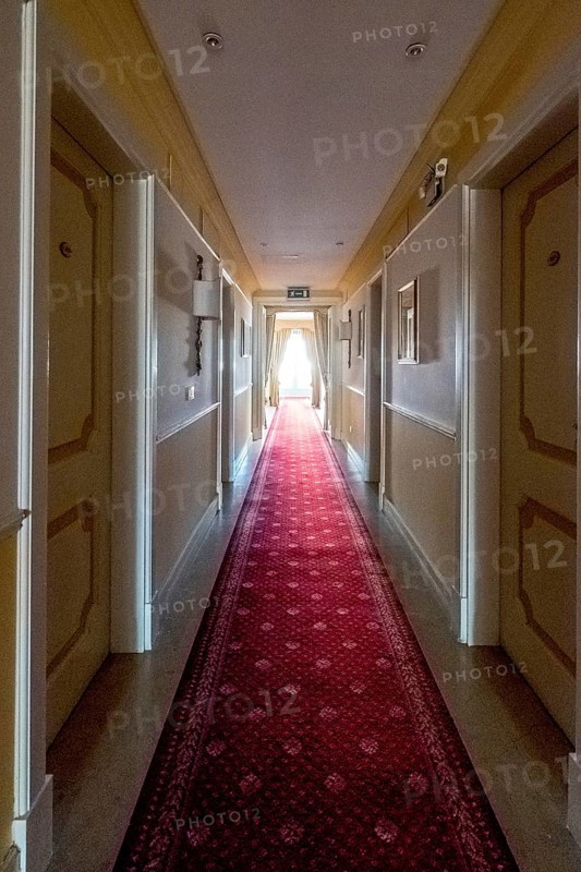 Hallway and room doors at Catania Hotel