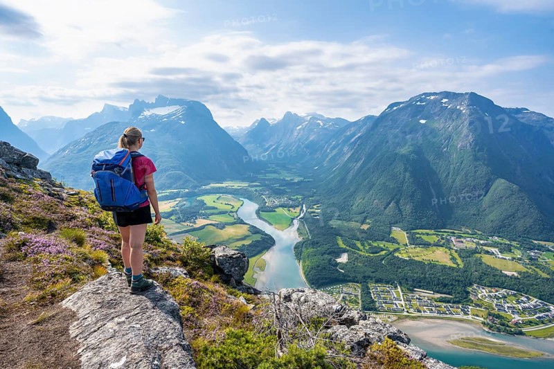 Hiker on the Romsdalseggen hike