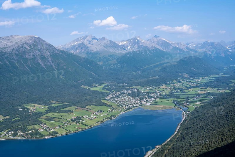 View on the hike Romsdalseggen
