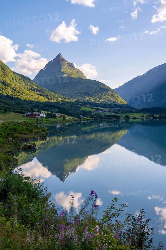 Lake Bergheimsvatnet and mountains