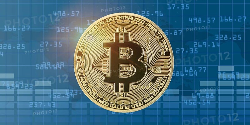 Bitcoin cryptocurrency online pay digital money cryptocurrency economy finance banner text free space copyspace