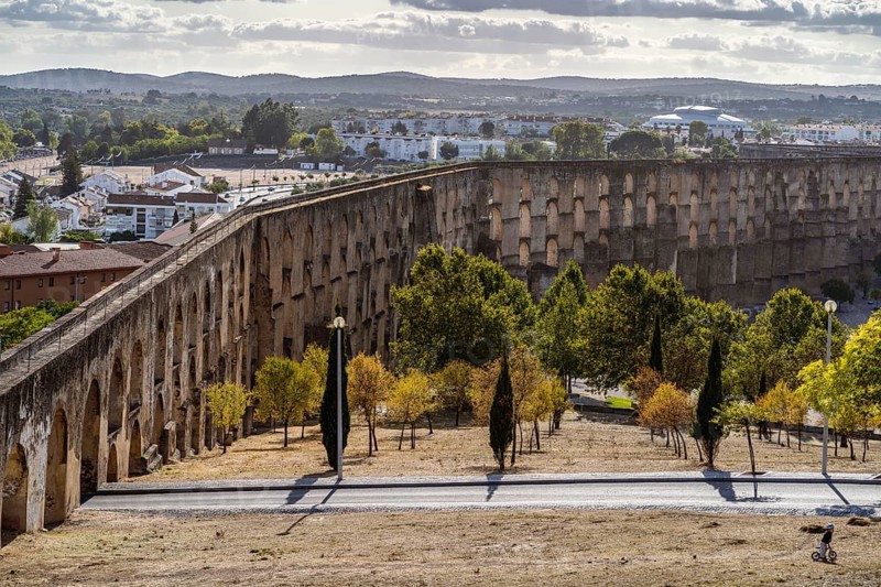 Amoreira Aqueduct has 843 arches
