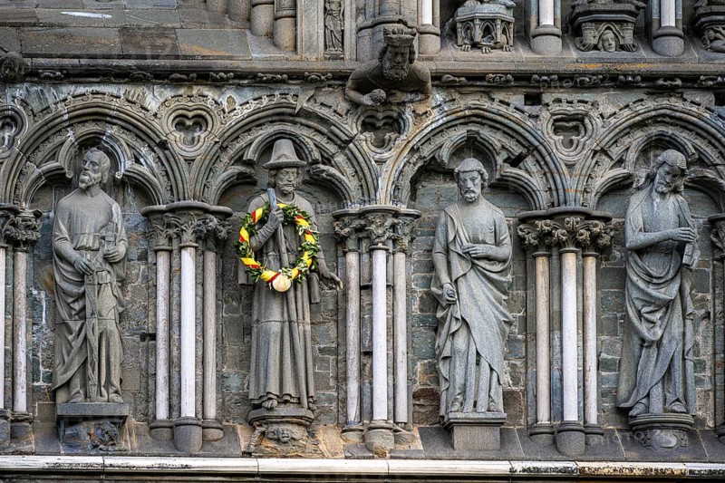 Holy figures at the entrance portal with columns