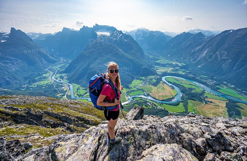 Hiker on the Romsdalseggen hike
