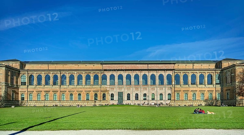 People sunbathing behind the south side of the Alte Pinakothek