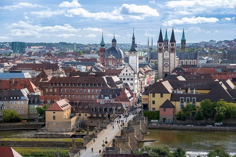 Old bridge over the Main and the city centre