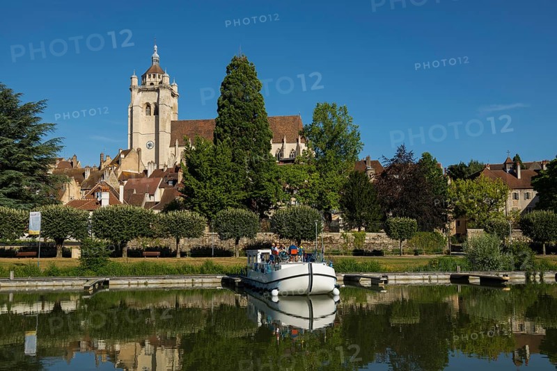 Town view and houseboats on the Doubs