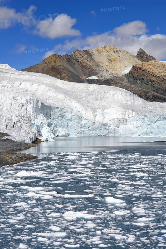 Ice floes in the lake in front of the glacier tongue