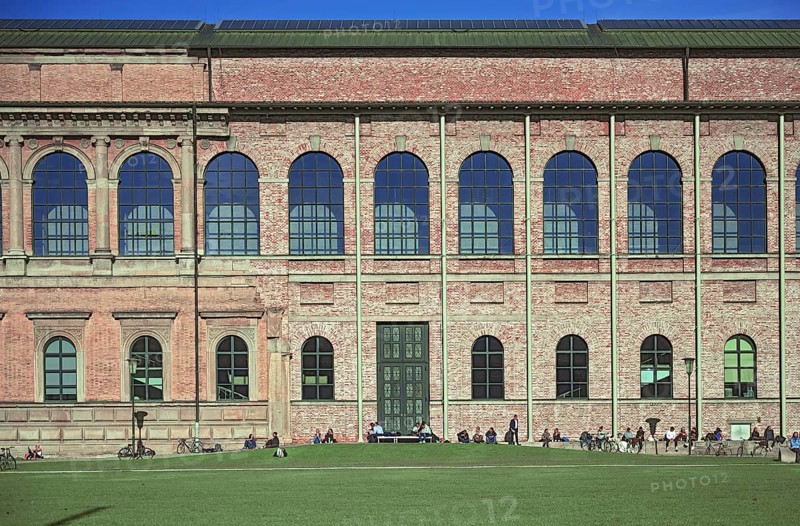 People sunbathing behind the south side of the Alte Pinakothek